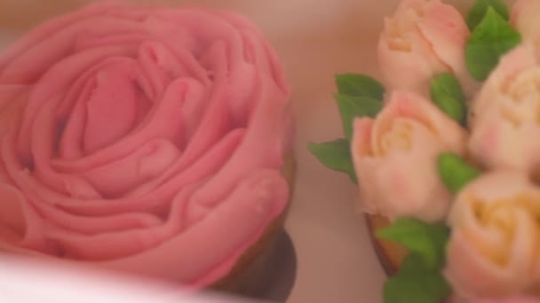 깨끗한 케이크 상자에 둘러싸인 미식가 케이크는 아름답게 활기찬 장미와 튤립과 — 비디오