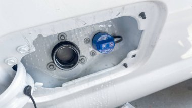 Denver, Colorado, ABD-7 Temmuz 2021 - Kırsal Amerika 'nın göbeğinde, yerel bir benzin istasyonunda beyaz bir kamyon yakıt ikmali yapılıyor..