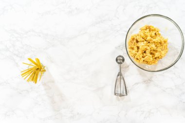 Düz yatıyordu. Cinco de Mayo kutlaması için hamur kepçesiyle kaktüs keki yapmak..