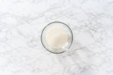 Düz yatıyordu. Ev yapımı kraliyet kreması yapmak için büyük bir cam karıştırma kabında malzemeleri karıştırıyorum..