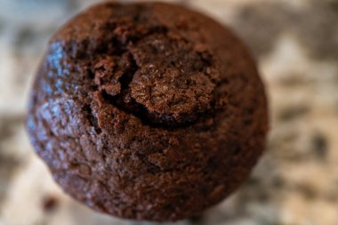 Lezzetli kaktüs kekleri yapma sürecinde taze pişmiş vanilyalı ve çikolatalı kekler keskin limon ve ahududu dolgusu ile cömertçe doldurulur.