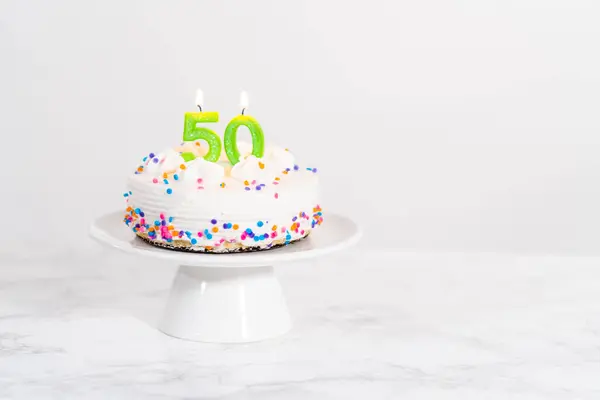 Mały Tort Urodzinowy Urodziny Białym Talerzu Tortu — Zdjęcie stockowe