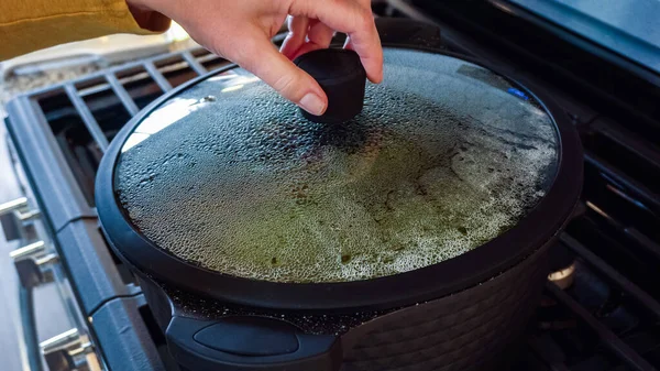 現代のホワイトキッチンでは 大きな有機アスパラガスは 大きな調理鍋で蒸しています — ストック写真