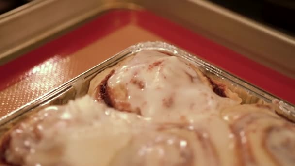 Zaraz Wyjęciu Piekarnika Cynamon Zwija Się Chłodno Silikonowej Macie Pieczenia — Wideo stockowe