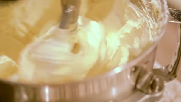 スタンドミキサーは 完璧にクリーミーなバタークリームフロスティングを巻き上げ デザートの装飾の準備 — ストック動画