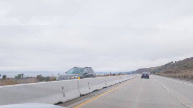 Los Angeles, California, ABD-4 Aralık 2022-POV Yolu 101. Rincon Sahili yakınlarında kasvetli, bulutlu bir kış günü.