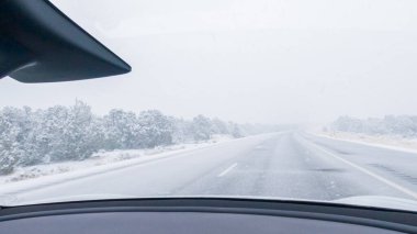 POV-Elektrikli araç Batı Colorado 'daki bir kış fırtınası sırasında I-70 otoyolunda ustaca yol alırken yakalandı..