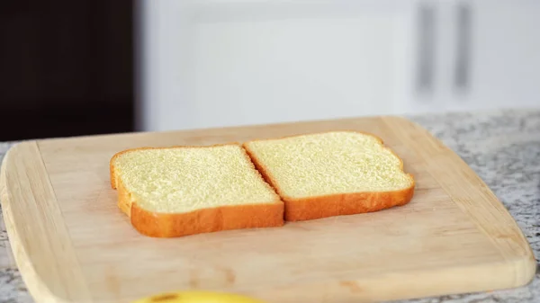 Een Moderne Witte Keuken Worden Botergebakken Banaan Brioche Brood Bereid — Stockfoto