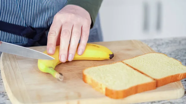 Einer Modernen Weißen Küche Werden Butterbananen Und Brioche Brot Zubereitet — Stockfoto