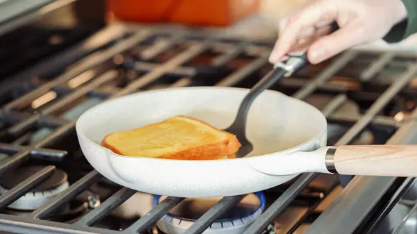 Modern Beyaz Bir Mutfak Muz Dilimleri Brioche Ekmek Cızırtısı Içinde — Stok fotoğraf