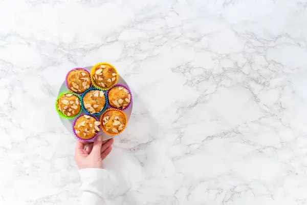 Deitado Muffins Semente Papoula Limão Recém Assados Decorados Com Lascas — Fotografia de Stock