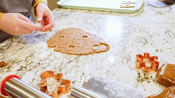 Usando Vários Cortadores Biscoitos Festivos Foram Cortando Biscoitos Gengibre Encantadores — Fotografia de Stock