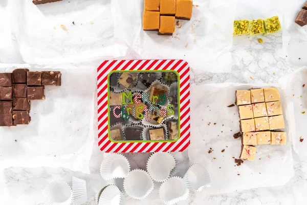 Berbaringlah Mengemas Berbagai Macam Fudge Buatan Sendiri Untuk Hadiah Makanan — Stok Foto