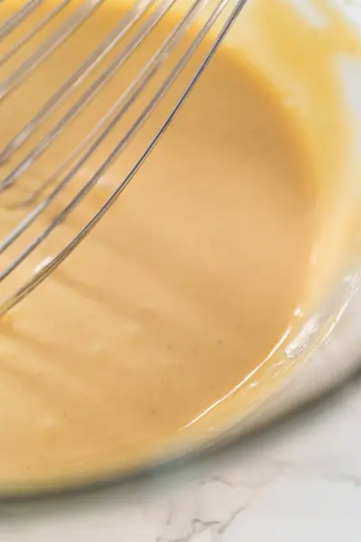 Nasse Zutaten Einer Großen Glasschüssel Mischen Zitronenmohn Muffins Backen — Stockfoto