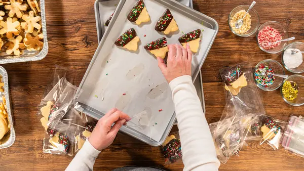 Cuidadosamente Embalagem Biscoitos Recorte Natal Meio Mergulhado Chocolate Apresentado Embalagem — Fotografia de Stock