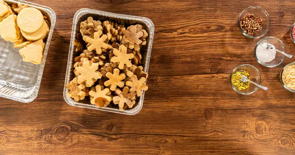 Goldfarbene Kekse Form Von Schneeflocken Aufwendig Gestapelt — Stockfoto