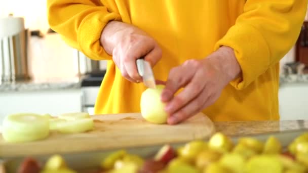 Гостинній Обстановці Сучасної Кухні Молодий Чоловік Продовжує Процес Приготування Вечері — стокове відео