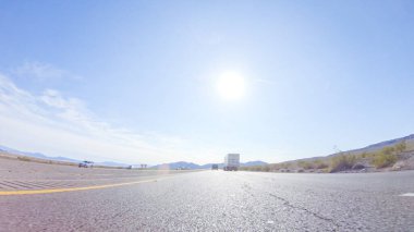 Nevada 'dan Kaliforniya' ya bir yolculuğa çıkmak, 15. Otoyol 'da sürmek, manzaralı manzaralar ve eyaletler arasında heyecanlı bir yolculuk sunuyor..