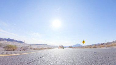 Nevada 'dan Kaliforniya' ya bir yolculuğa çıkmak, 15. Otoyol 'da sürmek, manzaralı manzaralar ve eyaletler arasında heyecanlı bir yolculuk sunuyor..