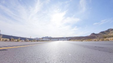 Nevada 'dan Kaliforniya' ya bir yolculuğa çıkmak, 15. Otoyol 'da sürmek, manzaralı manzaralar ve eyaletler arasında heyecanlı bir yolculuk sunuyor..