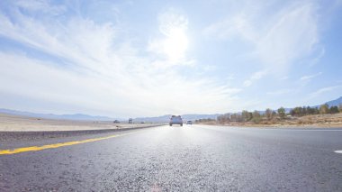 Nevada 'dan Kaliforniya' ya bir yolculuğa çıkmak, 15. Otoyol 'da sürmek, manzaralı manzaralar ve eyaletler arasında heyecanlı bir yolculuk sunuyor..