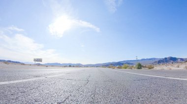 Nevada 'dan Kaliforniya' ya bir yolculuğa çıkmak, 15. Otoyol 'da sürmek, manzaralı manzaralar ve eyaletler arasında heyecanlı bir yolculuk sunuyor..