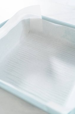 Naneli kek pişirmek için parşömen kağıdıyla fırınlama çarşafı..