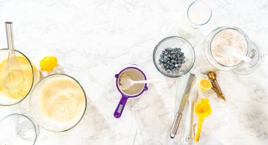 Düz yatıyordu. Kek kalıbı için yapışmaz bir yüzey oluşturmak için sebze kısaltma nazikçe eritilir ve unla harmanlanır..