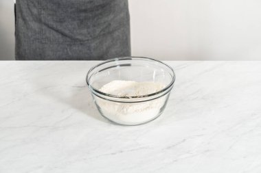 Kuru malzemelerle bardaktaki çırpıcıyı karıştırıp limonlu yaban mersinli kek yapıyorum..