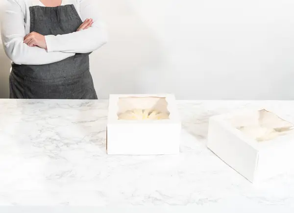 Świeżo Upieczone Ciastka Pakowane Starannie Białe Papierowe Pudełka Przygotowując Bezpiecznego — Zdjęcie stockowe