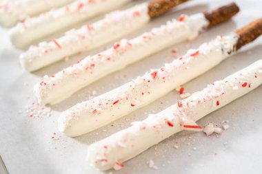 Ev yapımı çikolata kaplı çubuk çubuklar parşömen kağıdıyla kaplı bir kabın üzerinde kurutuluyor..