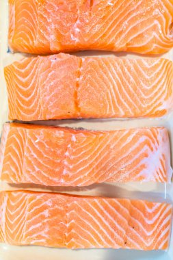 Taze somon parçalarını teriyaki sosuyla pişirmeye hazırlanırken, çiğ somonu fırın geçirmez seramik fırın kabında dikkatlice yerleştirerek işe başlayın..