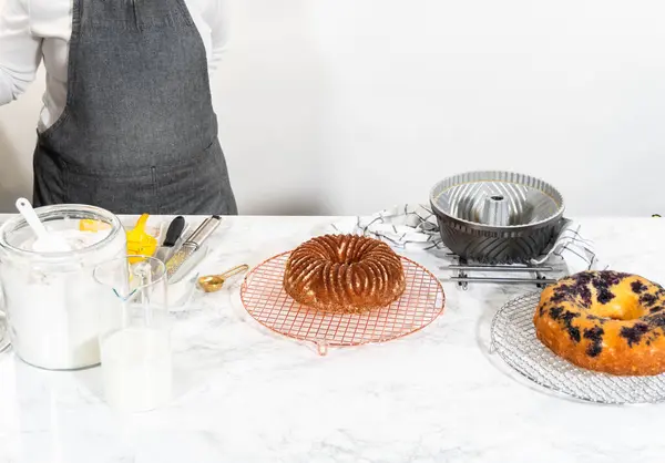 Artful Extraction Freshly Baked Bundt Cake Its Mold Marks Exciting — Stock Photo, Image