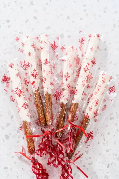 Packaging Homemade Candy Cane Chocolate Covered Pretzel Rods Clear Plastic — Stock Photo, Image