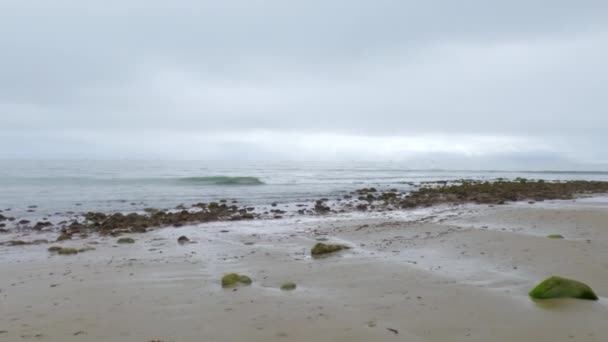 Прогулка Вдоль Берега Пляжа Мирамар Калифорния Пасмурное Зимнее Небо Создает — стоковое видео