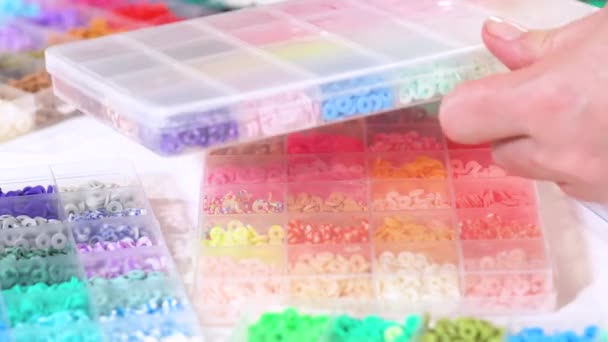 Mani Occupate Selezionando Una Vasta Collezione Perle Argilla Dai Colori — Video Stock