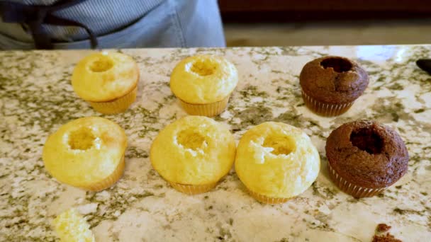 Elragadó Kaktusz Muffinok Készítésének Folyamatában Frissen Sült Vanília Csokoládé Muffinok — Stock videók