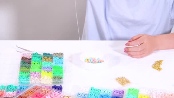 Gadis Muda Sangat Terfokus Pada Seni Pembuatan Gelang Threading Bergetar — Stok Video