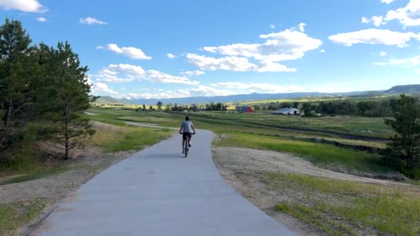 Касл Рок Колорадо Сша Июня 2023 Года Мужчина Наслаждается Велосипедной — стоковое видео