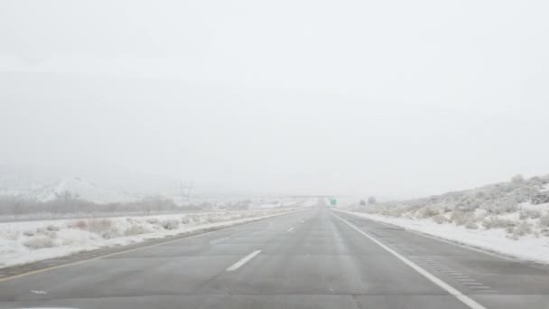 コロラド州デンバー アメリカ 12月7日 2022 Pov Electric車は 西コロラド州西部の冬の嵐の間にI 70高速道路をひどく航行している — ストック動画