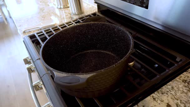 Una Moderna Cucina Bianca Grandi Asparagi Biologici Vengono Cotti Vapore — Video Stock