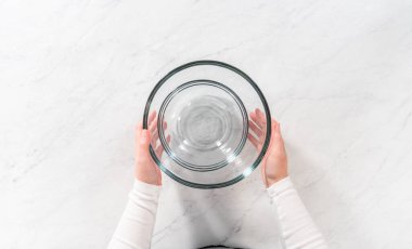 Derisi yüzülmüş. Mutfak tezgahında kek pişirmek için mutfak aletleri..