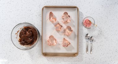 Düz yatıyordu. Kurabiye kesiciyi Noel kurabiyeli naneli şekerlemeyle dolduruyorum..