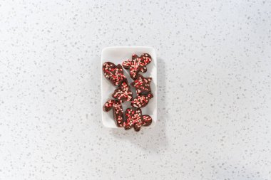 Düz yatıyordu. Servis tabağında taze yapılmış nane şekerli kurabiye dilimi..