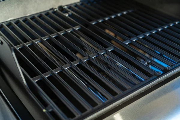 Close Reveals Pristine Griddle New Two Burner Grill Prominently Displayed — Stock Photo, Image