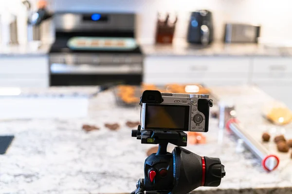 세련되고 현대적인 주방에서 설정된 Dslr 카메라는 Vlogging을위한 비디오 레시피 제작을 — 스톡 사진