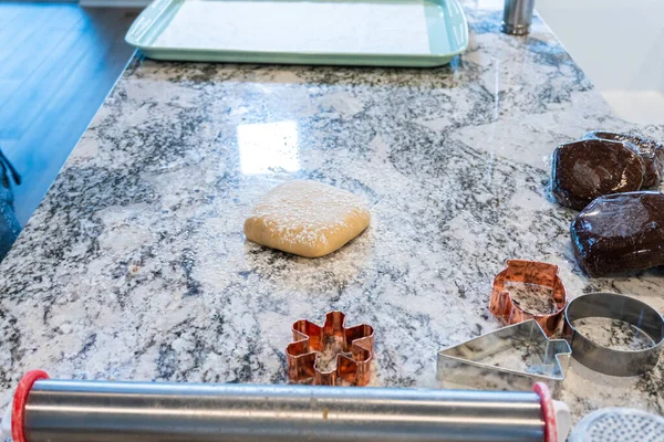 Een Eigentijdse Witte Keuken Wordt Peperkoek Koekjesdeeg Vakkundig Uitgerold Waarmee — Stockfoto