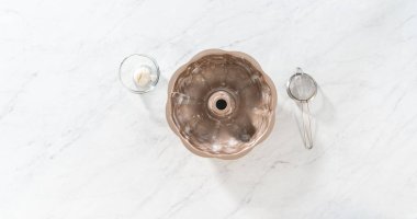 Düz yatıyordu. Limonlu kek pişirmek için sebze boyası ve un ile yağlı metal kek tepsisi..