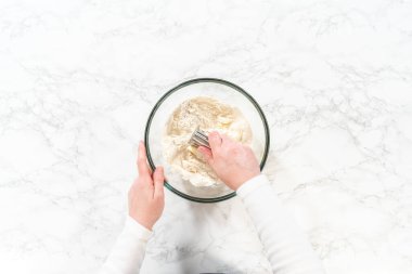 Düz yatıyordu. Kuru malzemelerle bardaktaki çırpma kabını karıştırıp mayasız tarçınlı kek pişirmek..