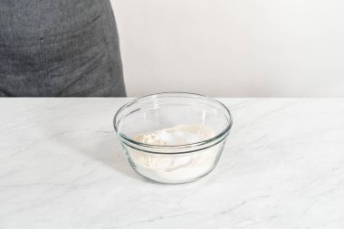 Kuru malzemelerle bardaktaki çırpıcıyı karıştırıp limonlu yaban mersinli kek yapıyorum..